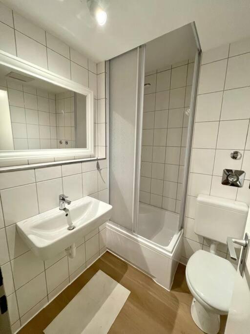 Schickes Apartment Mit Balkon In デュッセルドルフ エクステリア 写真